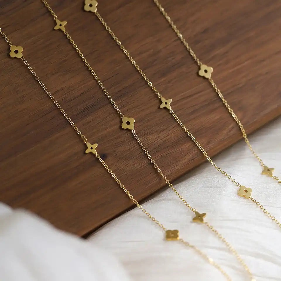 VIVIA NECKLACE